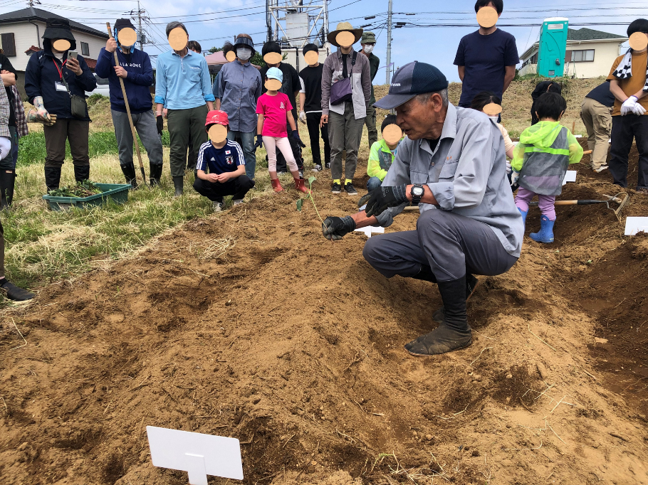 人, 屋外, 草, グループ が含まれている画像

自動的に生成された説明