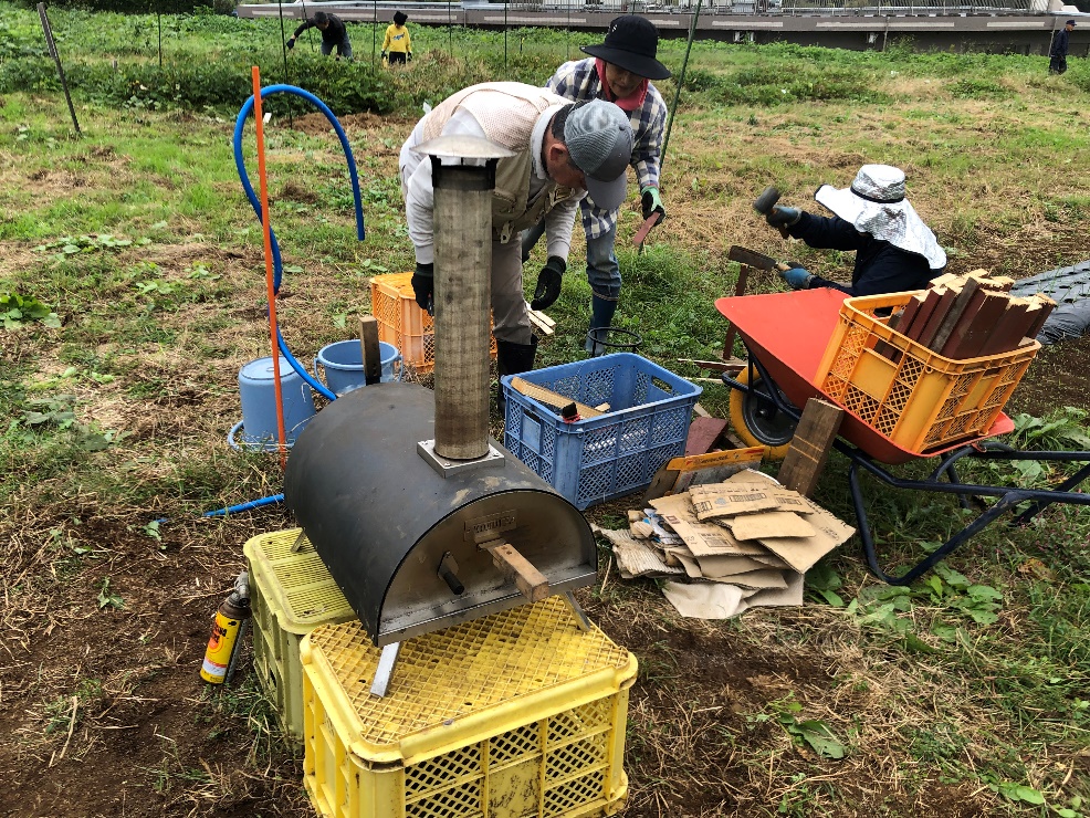 草, 屋外, 公園, フィールド が含まれている画像

自動的に生成された説明