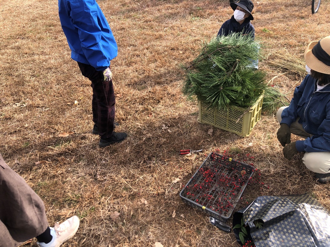 草の上に座っている少年

AI 生成コンテンツは誤りを含む可能性があります。