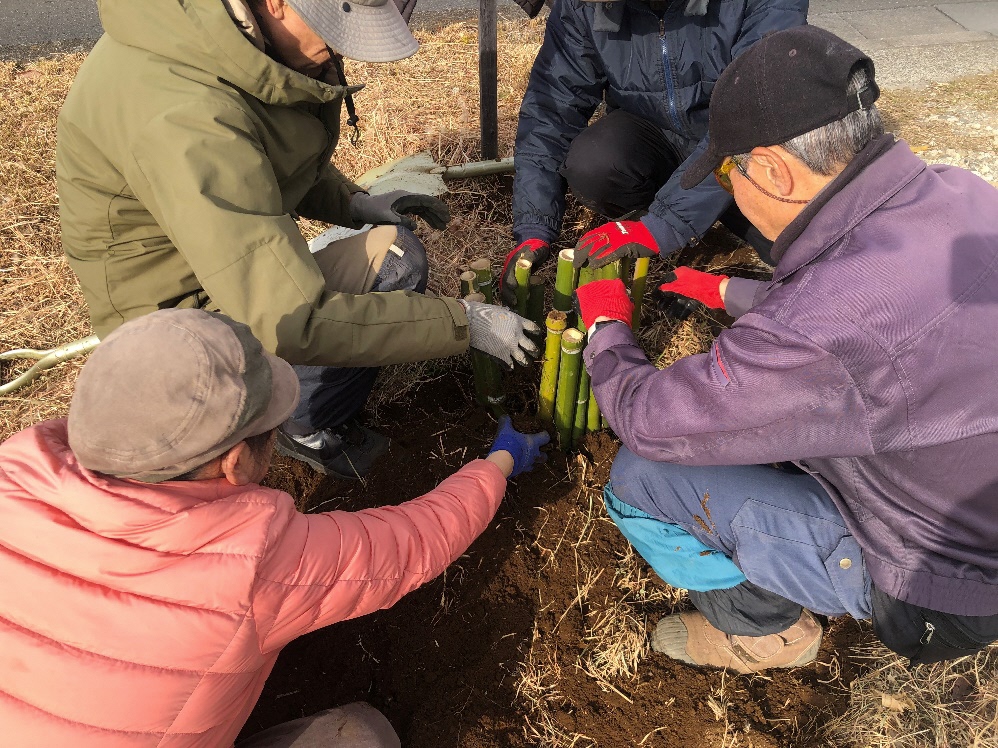 人, 屋外, 座る, 男 が含まれている画像 AI 生成コンテンツは誤りを含む可能性があります。