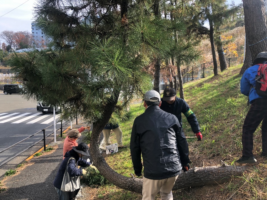 道の隣に立っている男性たち

AI 生成コンテンツは誤りを含む可能性があります。