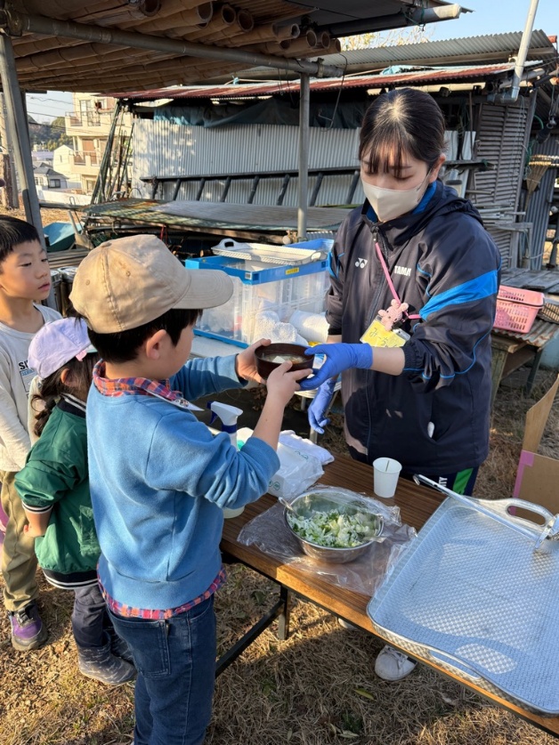 人, 子供, 少年, 食品 が含まれている画像
自動的に生成された説明