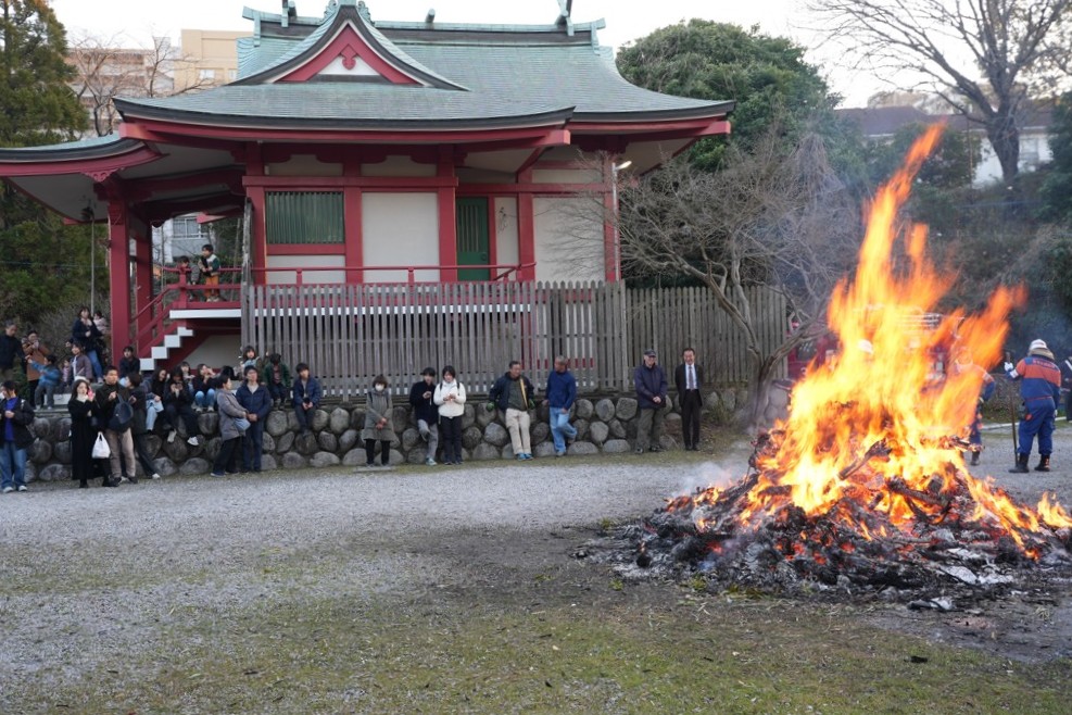 屋外, 草, 建物, 自然 が含まれている画像
自動的に生成された説明